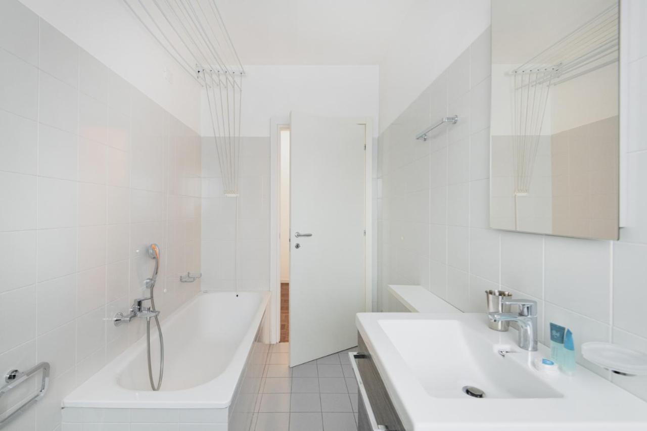 Easylife - Accogliente Dimora Con Balcone Apartment Milan Luaran gambar