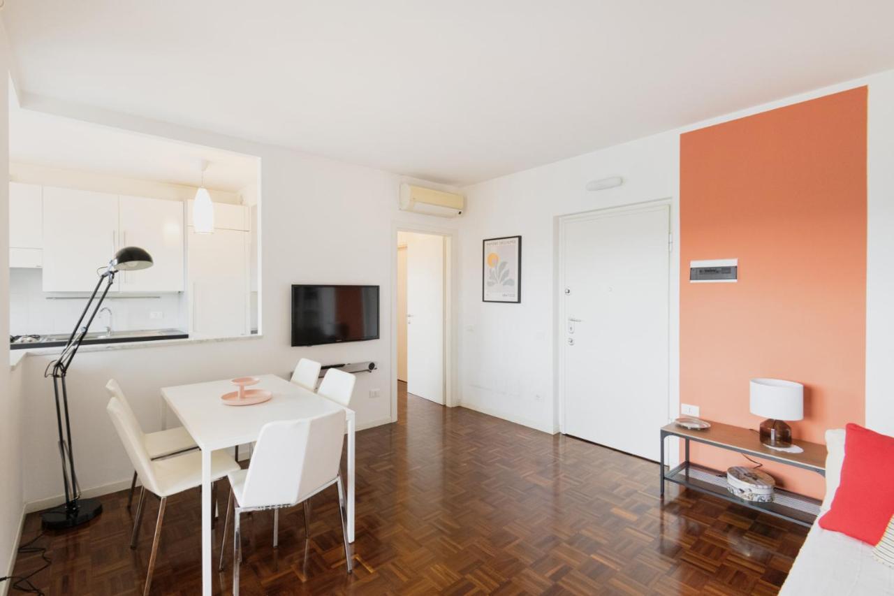 Easylife - Accogliente Dimora Con Balcone Apartment Milan Luaran gambar