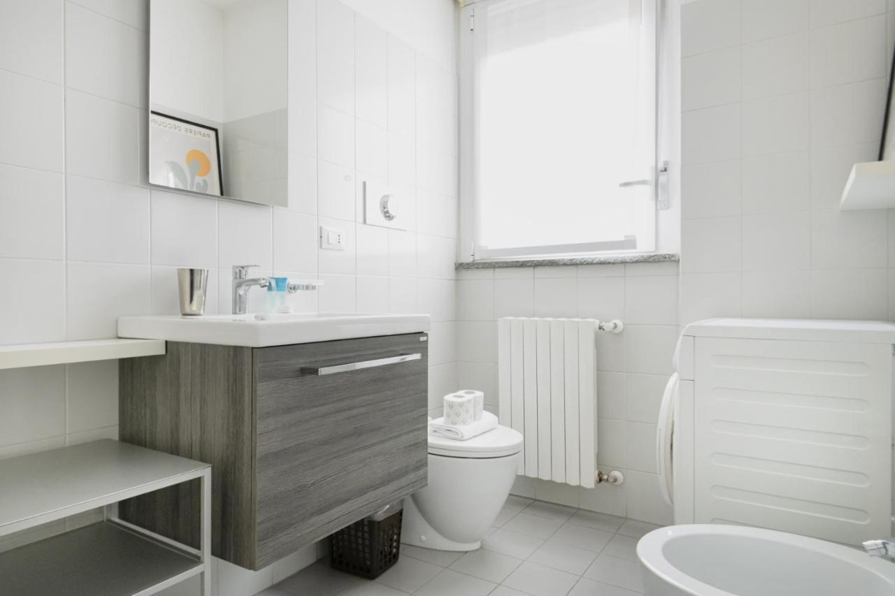 Easylife - Accogliente Dimora Con Balcone Apartment Milan Luaran gambar
